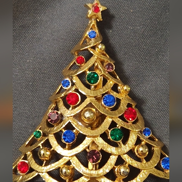 Gold Tone vintage Christmas Tree with rhinestone bulbs. Brooch Pin Holiday - Picture 3 of 4